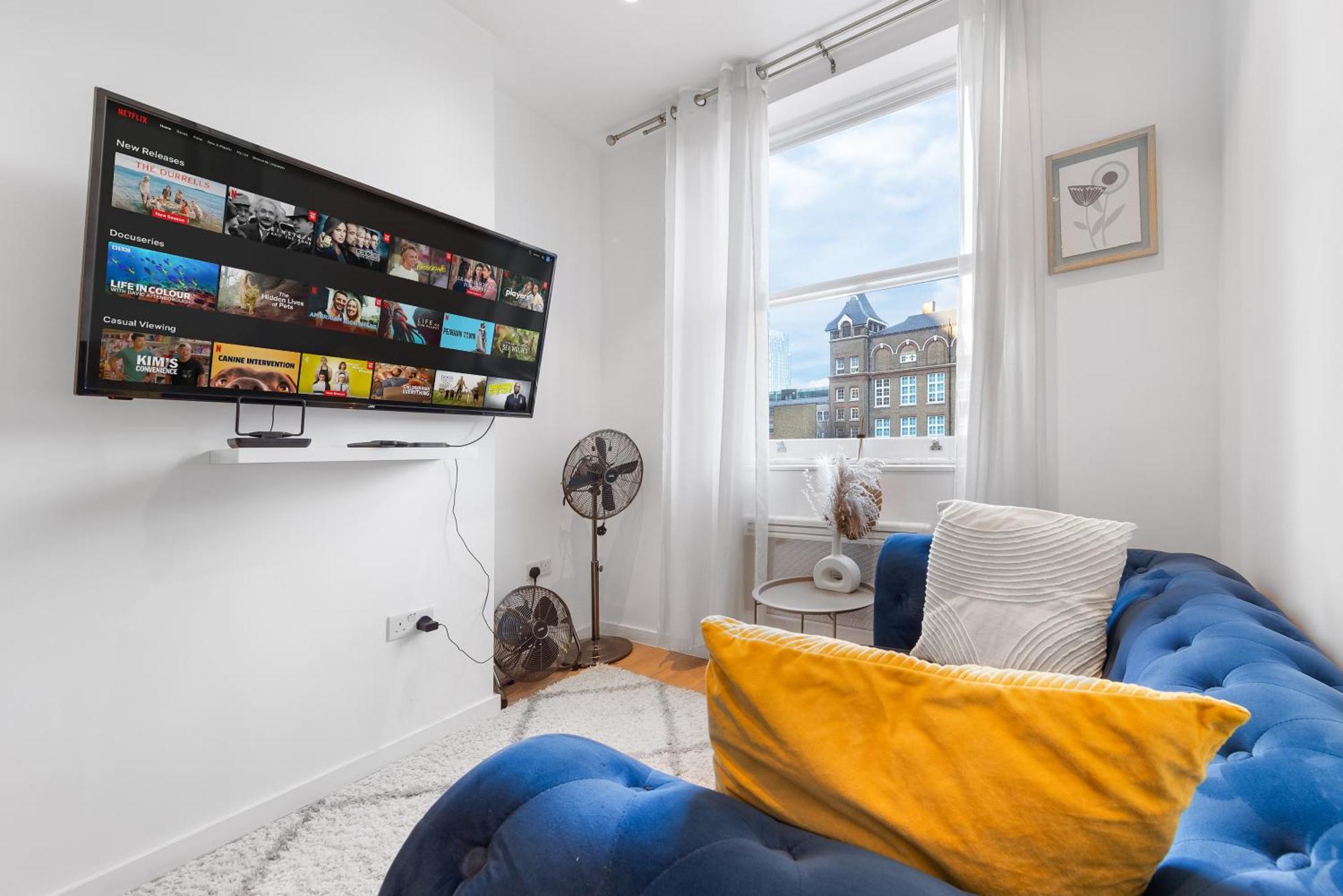 Modern Luxury Next To Aldgate East Station And Tower Of Londen